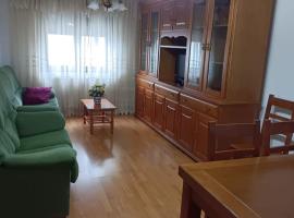 apartamento de dos habitaciones en Quiroga, hotel in Quiroga