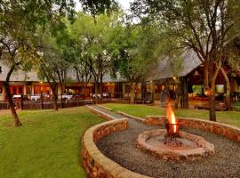 Black Rhino Game Lodge, hotel con pileta en Pilanesberg