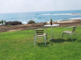 Sea Front Villa With Private Heated Pool, Quiet area Paphos 322, alojamento para férias em Kissonerga