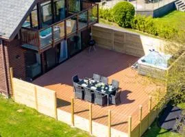 Puffin Retallack Resort Hot tub lodge