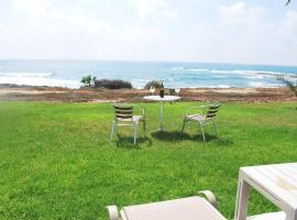 Sea Front Villa, Heated Private Pool, Amazing location Paphos 323, feriebolig i Kissonerga