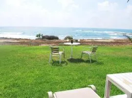 Sea Front Villa, Heated Private Pool, Amazing location Paphos 323