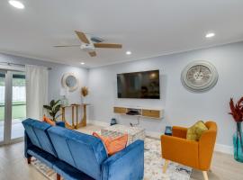 Modern Delray Home about 3 Mi to Town 4 Mi to Beach!, hotel amb aparcament a Delray Beach