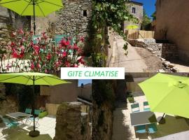 Gîte Tour du Rocher โรงแรมในLuzech