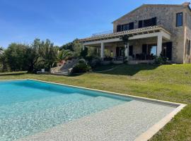 Villa Florida Luxury Villa with huge pool, luxury hotel in Pollença