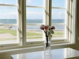 Street house by Torekov harbor with sea view, vakantiehuis in Torekov