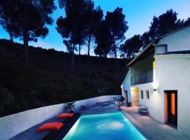 Arty Provence, piscine chauffée, bed and breakfast en Saint-Étienne-du-Grès