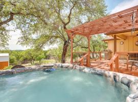 Lodge at Rocky Creek with Private Hot Tub and Yard!, vilă din Canyon Lake