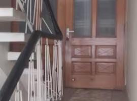Cozy 4-bedroom rental apartment with free parking, cheap hotel in Srinagar