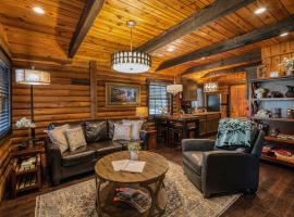 Cozy Lakefront Cabin - 2 Bedroom Family Cabin on Lake Nantahala, hotel com estacionamento em Topton