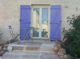 Gites de Lyse avec Jacuzzi, hotel in Roujan