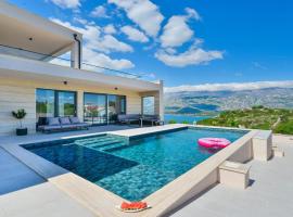 Villa Zariva with pool and panoramic mountain and, alojamento na praia em Vinjerac