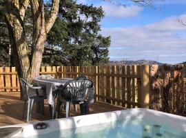 La foret des hérissons, hotel na may jacuzzi sa Longessaigne