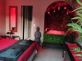la demeure de POULPICAN Chambre SAKURA jacuzzi charme romantique terrasse privée 300m plage et restaurants La Croix Valmer - Golfe Saint Tropez, hotel en La Croix-Valmer