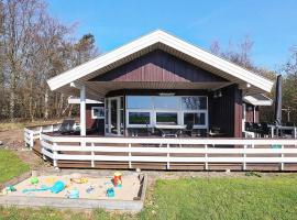 Brīvdienu māja Three-Bedroom Holiday home in Øster Assels 1 pilsētā Sillerslev