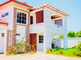 Lovely 4 Bedroom Solar Powered House with CCTV and Unlimited WiFi near Devtraco Court Community 25 Tema