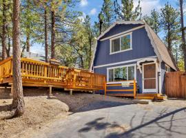 Your Happy Place- Modern Cozy Downtown Retreat- Hot Tub- Walk to Village Shops, hotel in Big Bear Lake
