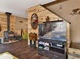 Emma's Cottage- Adorable Central Cozy Modern Chalet Home- Minutes to Activities