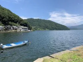 30畳の大広間12名宿泊可能な水月湖畔宿大五郎丸ー水月湖クルージング隣接