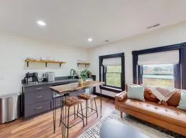 Stylish Top Floor 2 kings full bathroom with tub