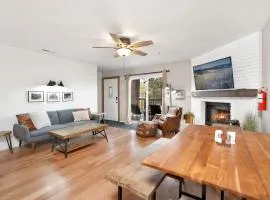 Brownie's Den- Modern Cozy Central Resort Condo