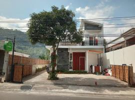 Cahaya1 villa and Guest House, cottage in Songgoriti