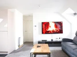 Stunning Two-Bedroom Apartment at A3REE, Free Parking, near Cribbs Causeway Mall