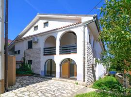 Apartments with parking space Premantura, Medulin - 2228，位于普莱曼图拉的酒店