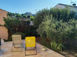 House of magic lake, holiday home in Gréoux-les-Bains