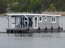 Hausboot Janne Lübeck Inclusive Kanu nach Verfügbarkeit SUP und WLAN 50 MBit s Flat, hotel in Lübeck