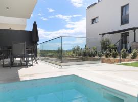 Brand new apartment with private pool: Njivice şehrinde bir kalacak yer