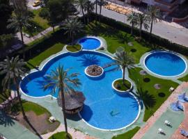 NUEVO, primera linea de playa, con piscina y vistas al mar, medencével rendelkező hotel Cullerában