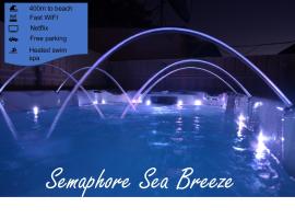 Semaphore Sea Breeze-Family Beach-Heated Plunge Pool Holiday House 4 brm 2 bath, hótel í Semaphore