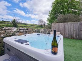 Family Friendly, self contained, Bed and Breakfast with private hot tub, hotel u gradu Laugharne