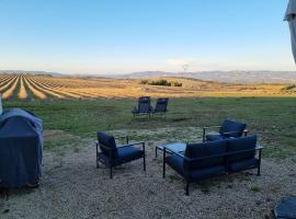 les Lavandes dans le Luberon, hotel dengan parkir di Brouville