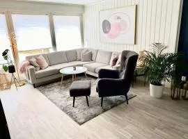 Moderne og sentral leilighet med koselig og privat uteplass!