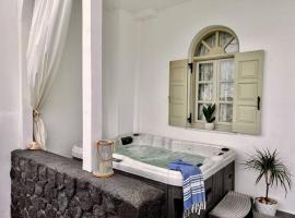 Luxury Vacation Villa Irene with private juccuzi, hotel mewah di Fira