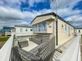 Modern Caravan With Wifi At Martello Beach Holiday Park In Essex Ref 29015sv