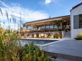 Two villas in lush countryside near Motovun, hotel v destinaci Brkač