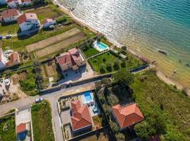 Viesnīca pie pludmales Villa Mattina, with heated pool and jacuzzi pilsētā Privlaka