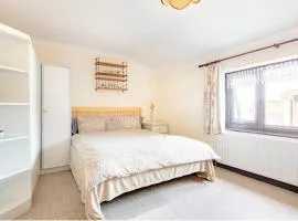 Spacious Room 2 mins from station