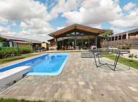 Eco Saguramo Chalet, casa de campo em Saguramo