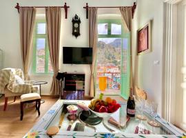 “Athenas” Neoclassic Harbour View Apartment, παραλιακό ξενοδοχείο στη Σύμη