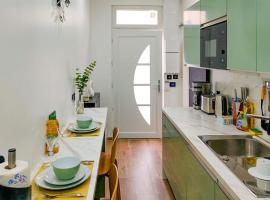 Beautiful Home In Taverny With Wifi, hotel dengan parking di Taverny