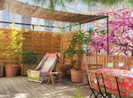 Little house with a large roof garden in the city center, отель в Марселе