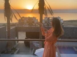 laperla chalet villa di lusso deadsea, гостиница в Совайме