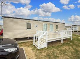 Caravan With Decking At Martello Beach Nearby Clacton-on-sea Ref 29017kv, hotel in Clacton-on-Sea