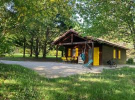 Résidence les chênes, campingplass i Parisot