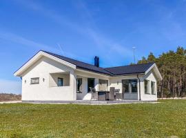 3 Bedroom Cozy Home In Gotlands Tofta, hotel in Tofta