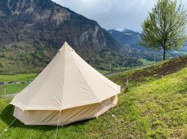 Safari Glamping Tent in Swiss Alps，Ennetmoos的有停車位的飯店